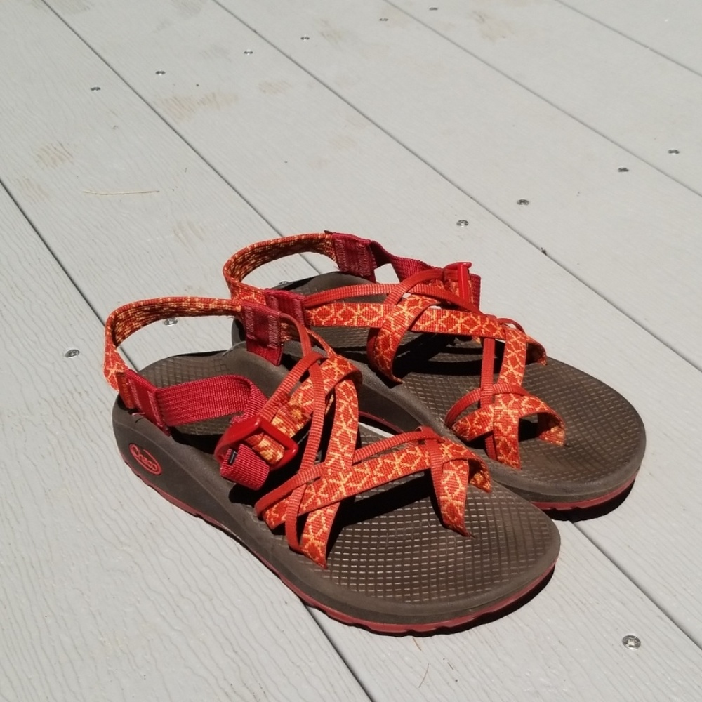 Size 8 womens toe strap Chacos